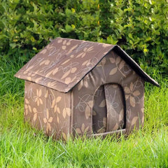 Cozy insulated outdoor cat shelter for harsh winter conditions