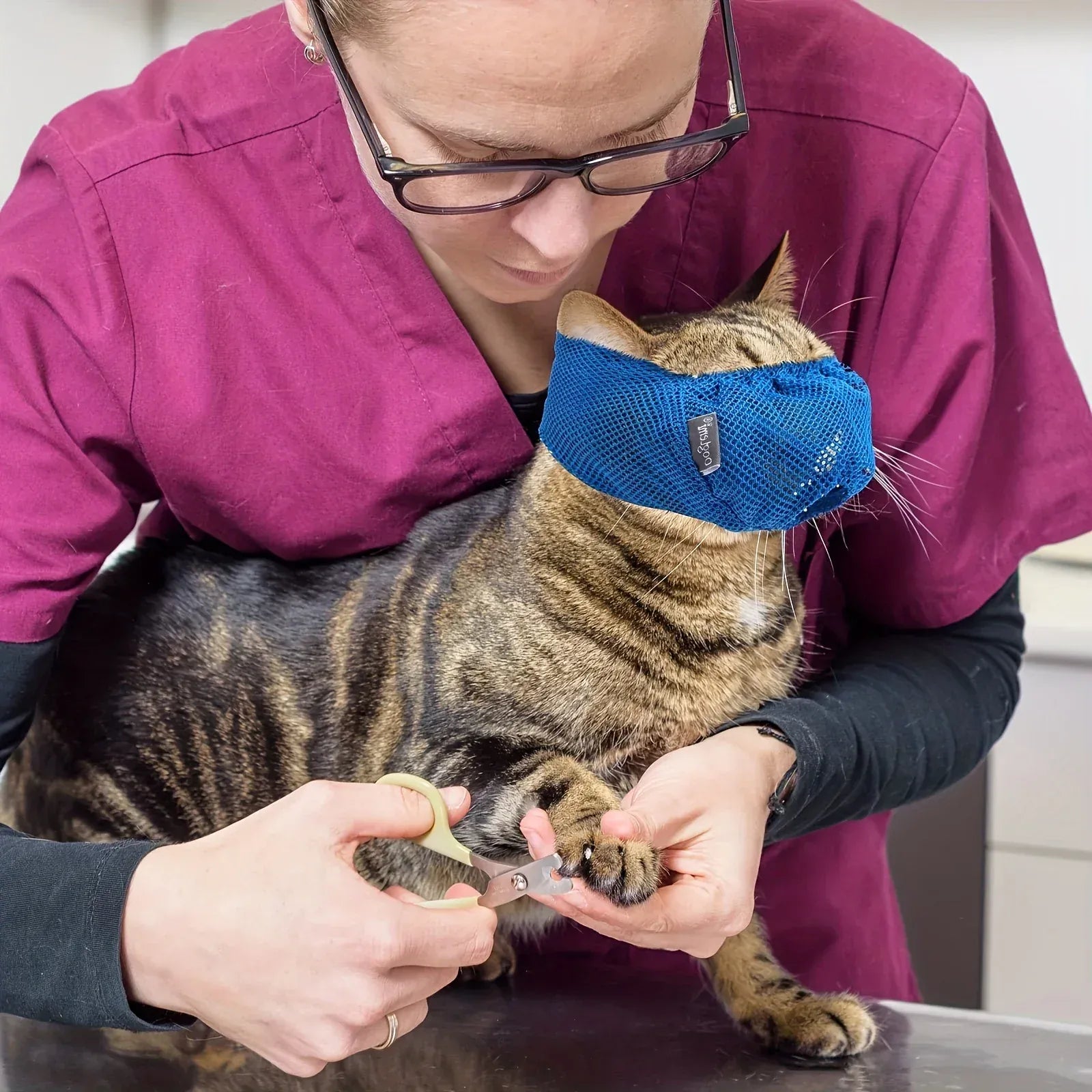 Adjustable Cat Muzzle & Eye Mask - Breathable Mesh Grooming Mask for Kittens, Calming Soothing Hood for Nail Trimming & Care