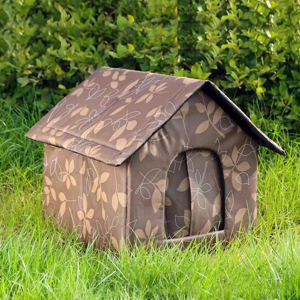 Cozy insulated outdoor cat shelter for harsh winter conditions